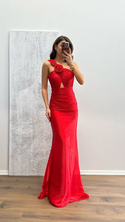 Abito da sera rosso monospalla drappeggiato