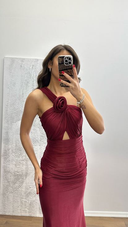 Abito da sera drappeggiato monospalla color bordeaux