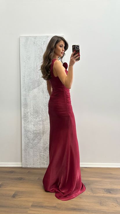 Abito da sera drappeggiato monospalla color bordeaux