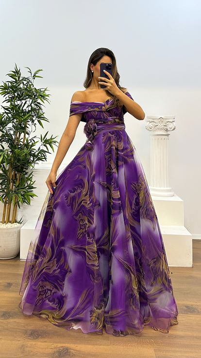 Vestido de noche de tul con cuello barco morado