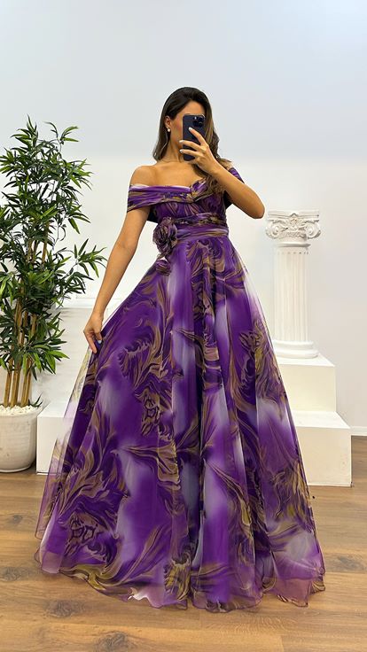 Vestido de noche de tul con cuello barco morado