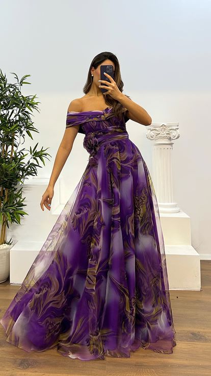 Vestido de noche de tul con cuello barco morado