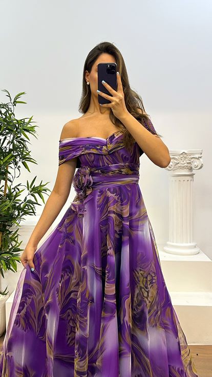 Vestido de noche de tul con cuello barco morado
