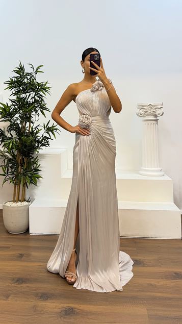 Abito da sera monospalla con dettagli floreali color pietra