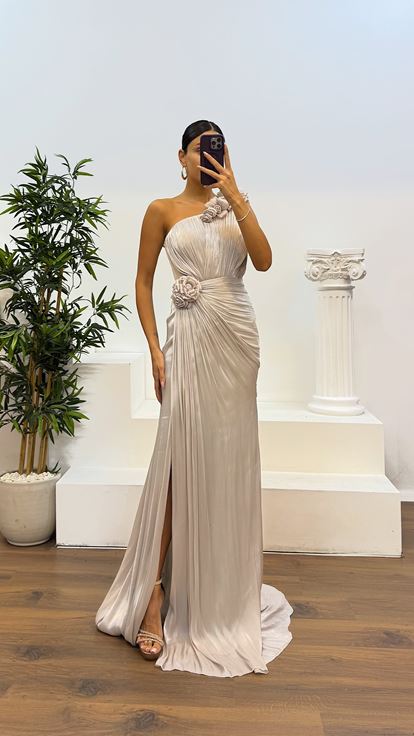 فستان سهرة بكتف واحد مزين بالزهور مرصع بالأحجار