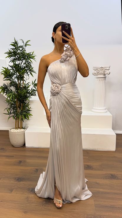 فستان سهرة بكتف واحد مزين بالزهور مرصع بالأحجار