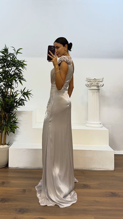 فستان سهرة بكتف واحد مزين بالزهور مرصع بالأحجار