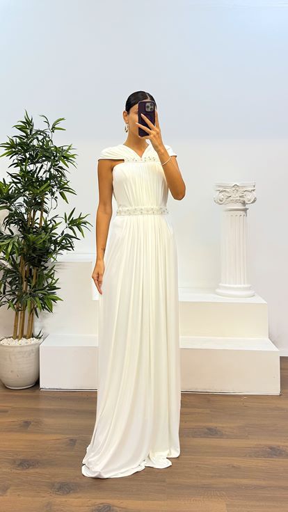 Abito da sera con dettagli ricamati in vita e collo in osso