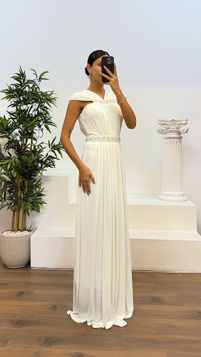 Abito da sera con dettagli ricamati in vita e collo in osso