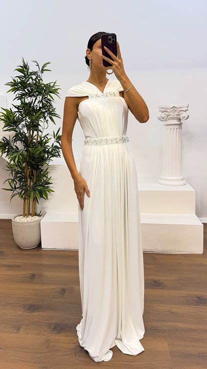 Abito da sera con dettagli ricamati in vita e collo in osso