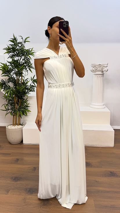 Abito da sera con dettagli ricamati in vita e collo in osso