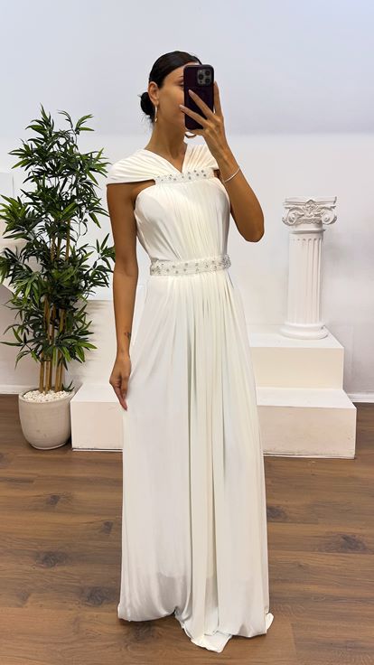 Abito da sera con dettagli ricamati in vita e collo in osso