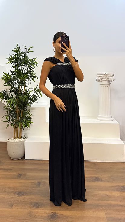 Abito da sera con dettagli ricamati in vita e collo neri