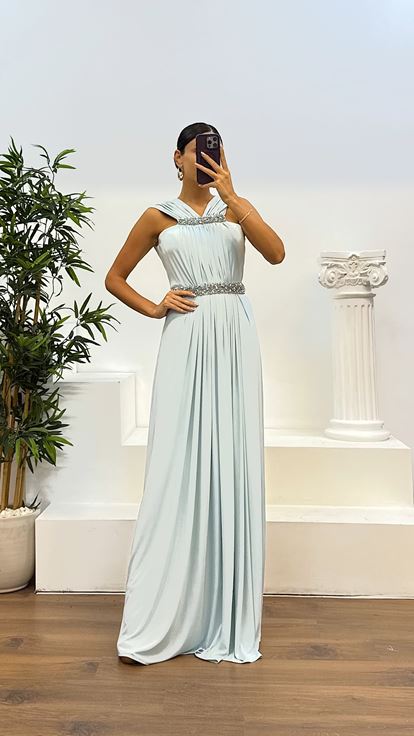 Abito da sera con dettagli ricamati in vita e collo blu