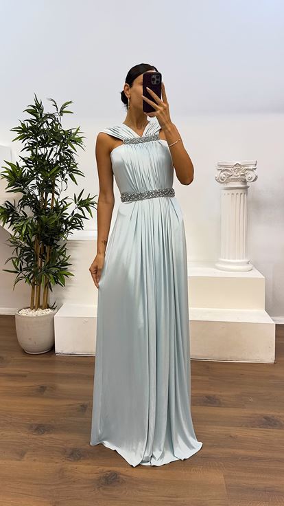 Abito da sera con dettagli ricamati in vita e collo blu