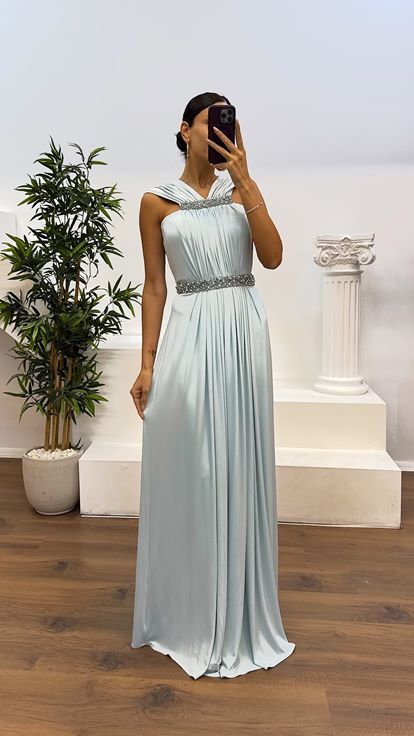 Abito da sera con dettagli ricamati in vita e collo blu