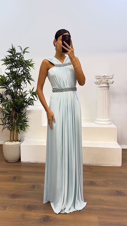 Abito da sera con dettagli ricamati in vita e collo blu