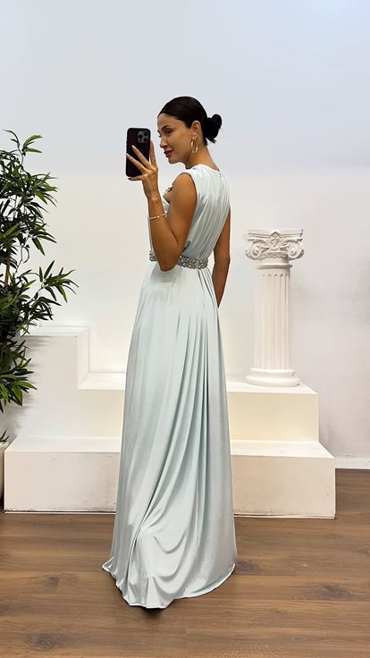 Abito da sera con dettagli ricamati in vita e collo blu