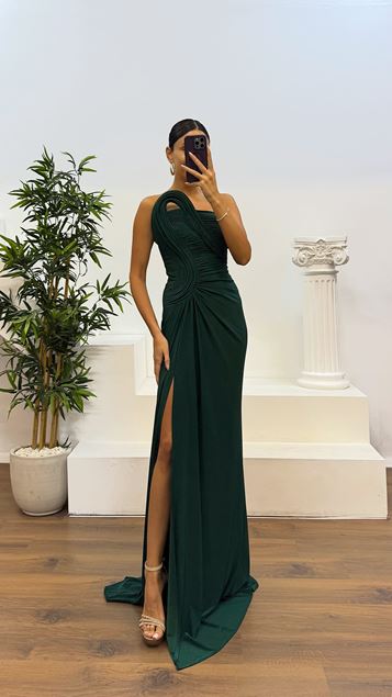 Abito da sera con dettagli sulla spalla drappeggiata color smeraldo