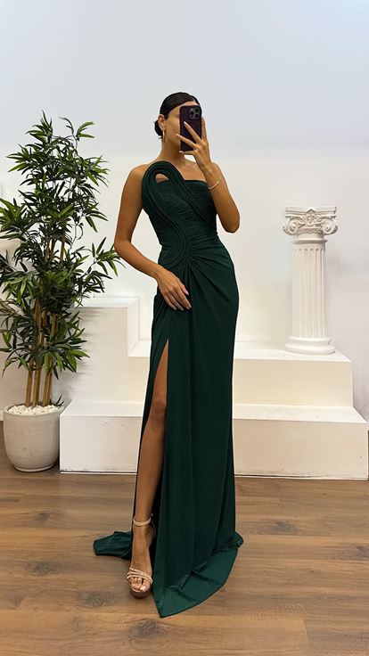 Vestido de noche color esmeralda con detalle drapeado en los hombros