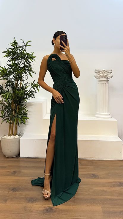 Vestido de noche color esmeralda con detalle drapeado en los hombros