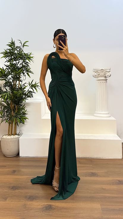 Vestido de noche color esmeralda con detalle drapeado en los hombros