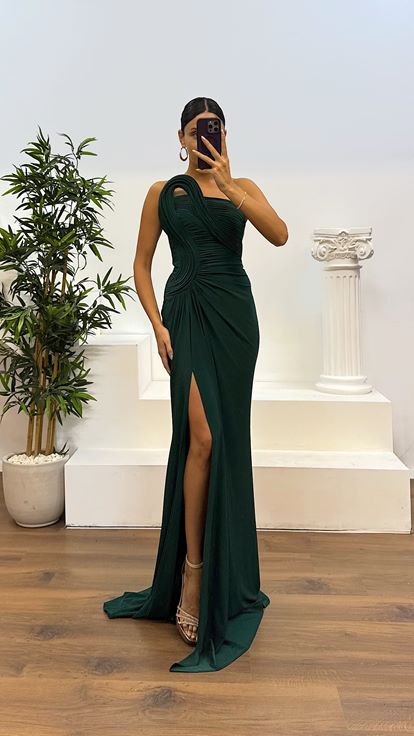 Vestido de noche color esmeralda con detalle drapeado en los hombros