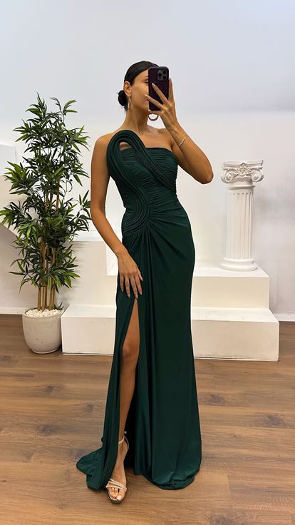 Vestido de noche color esmeralda con detalle drapeado en los hombros