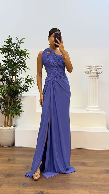 Robe de soirée lilas drapée à épaules dénudées