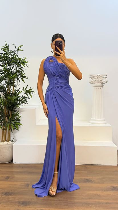 Robe de soirée lilas drapée à épaules dénudées