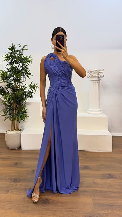 Robe de soirée lilas drapée à épaules dénudées