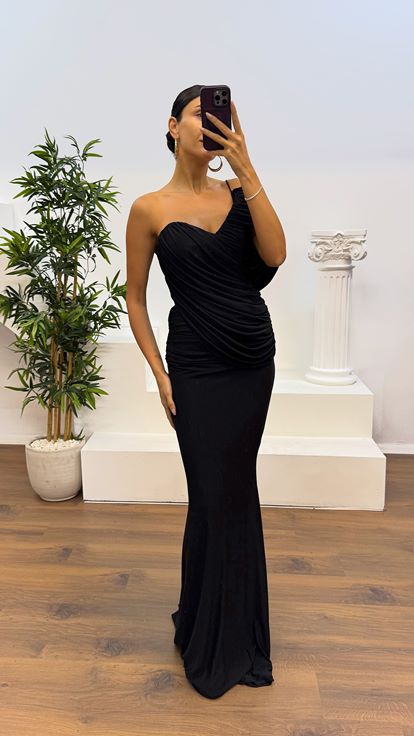 Abito da sera drappeggiato con maniche nere