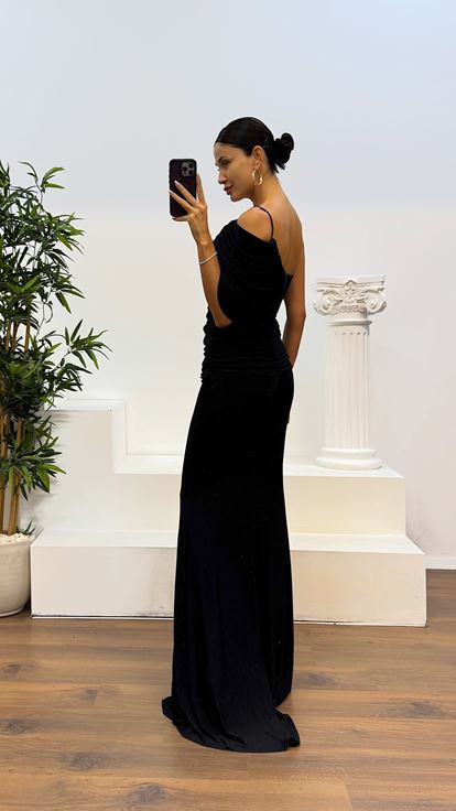 Abito da sera drappeggiato con maniche nere