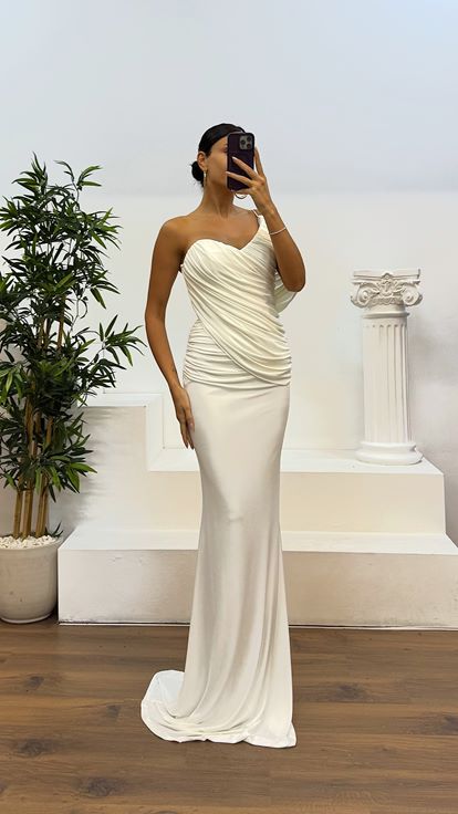 Abito da sera drappeggiato con maniche in osso