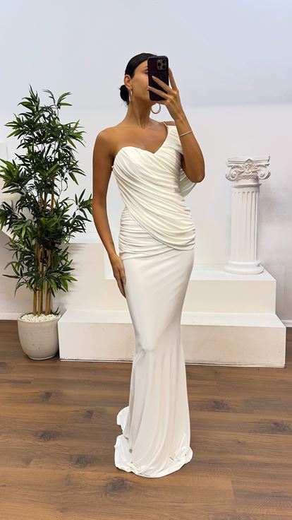 Abito da sera drappeggiato con maniche in osso