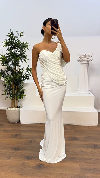 Abito da sera drappeggiato con maniche in osso