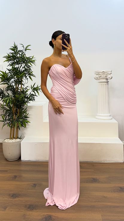 Abito da sera drappeggiato con maniche rosa
