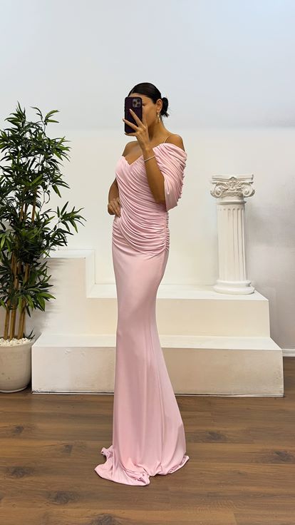 Abito da sera drappeggiato con maniche rosa