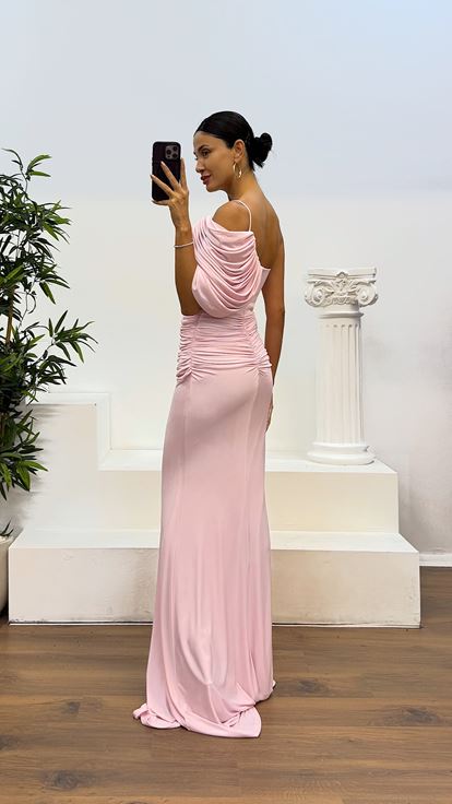 Abito da sera drappeggiato con maniche rosa