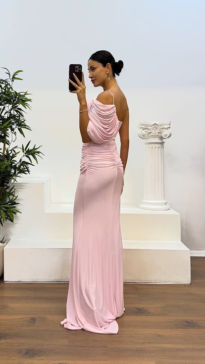 Abito da sera drappeggiato con maniche rosa