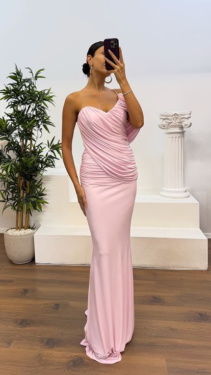Abito da sera drappeggiato con maniche rosa