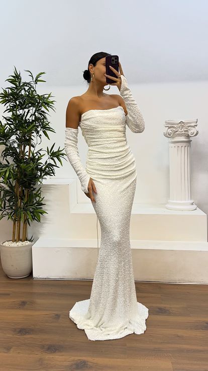 Abito da sera con paillettes senza spalline in osso