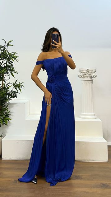 Abito da sera con dettagli floreali e spacco