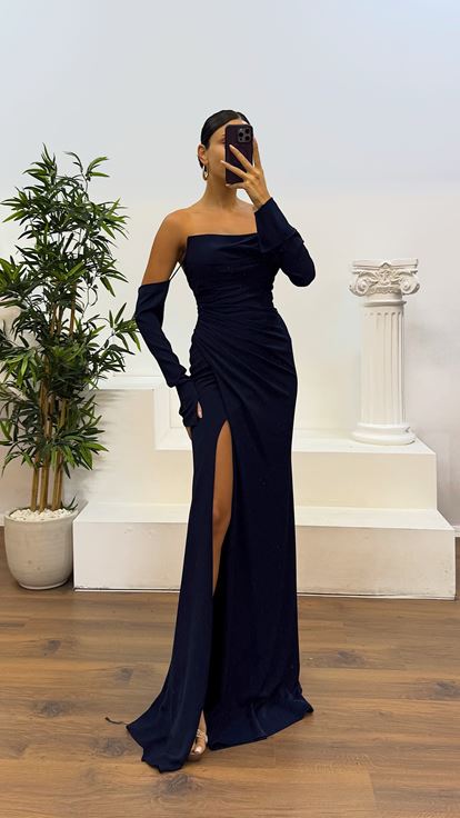 Abito da sera blu navy senza spalline e drappeggiato