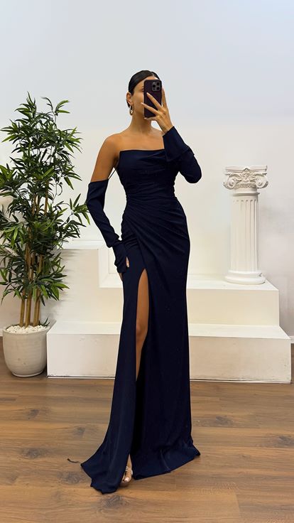 Abito da sera blu navy senza spalline e drappeggiato