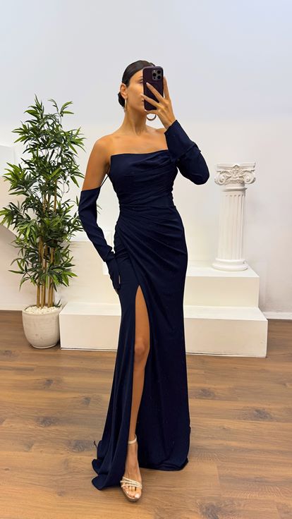 Abito da sera blu navy senza spalline e drappeggiato