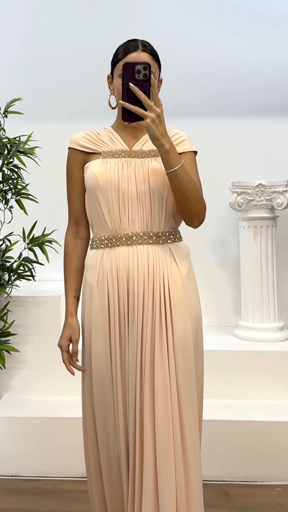 Abito da sera con dettagli ricamati in vita e collo color salmone