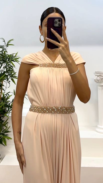 Abito da sera con dettagli ricamati in vita e collo color salmone