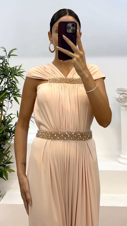 Abito da sera con dettagli ricamati in vita e collo color salmone