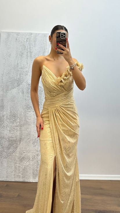 Vestido de noche con detalle de flores doradas